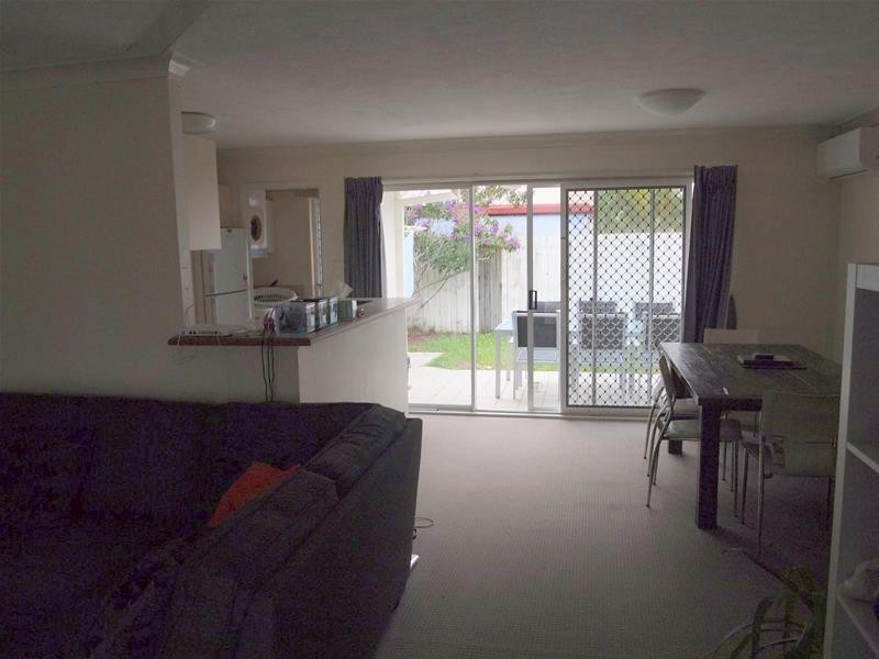 2 St Kevins Avenue, Benowa QLD 4217