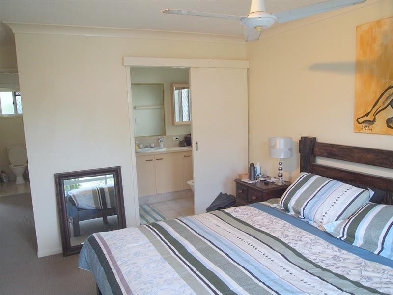 2 St Kevins Avenue, Benowa QLD 4217