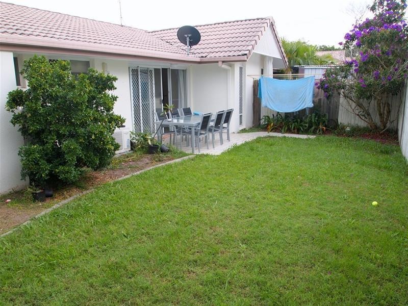 2 St Kevins Avenue, Benowa QLD 4217