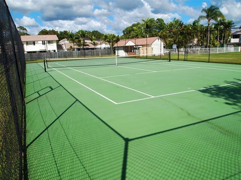 2 St Kevins Avenue, Benowa QLD 4217