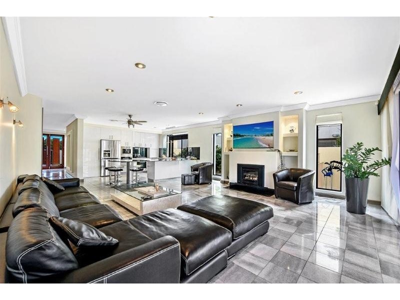 104 Commodore Drive, Paradise Waters QLD 4217