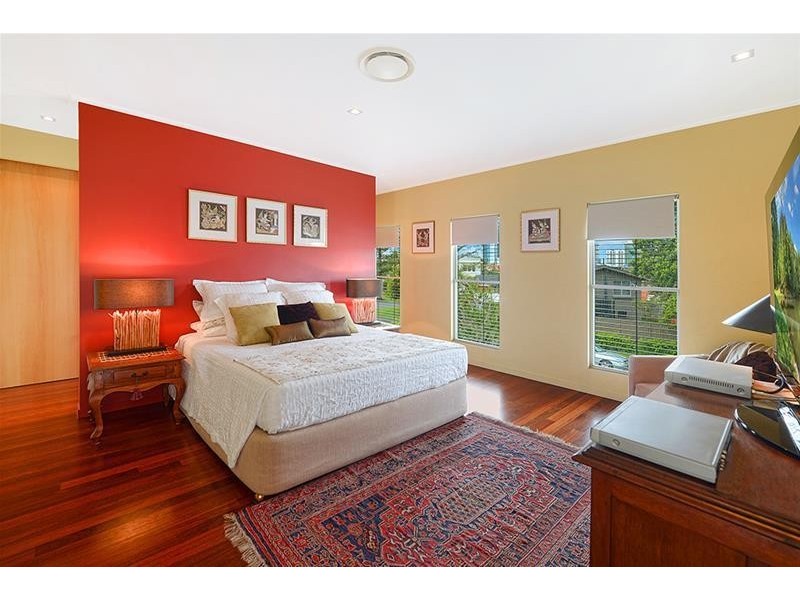 5 Valencia Avenue, Isle Of Capri QLD 4217