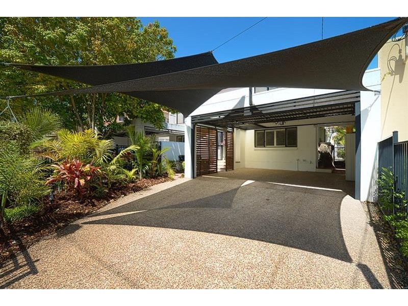 6 Crombie Avenue, Bundall QLD 4217