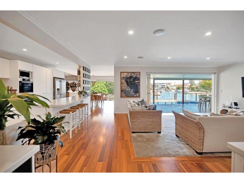 90 Gibraltar Drive, Isle Of Capri QLD 4217