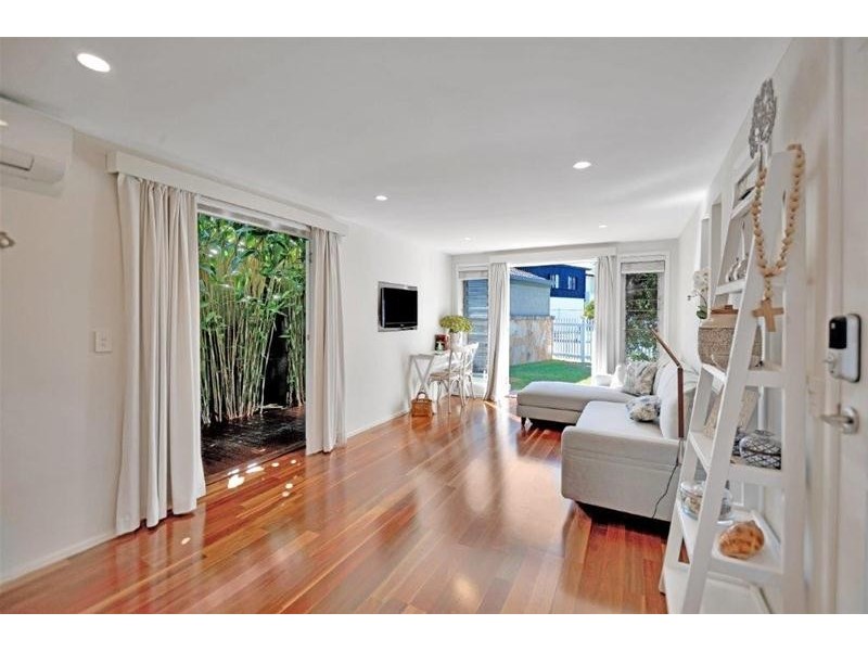 90 Gibraltar Drive, Isle Of Capri QLD 4217