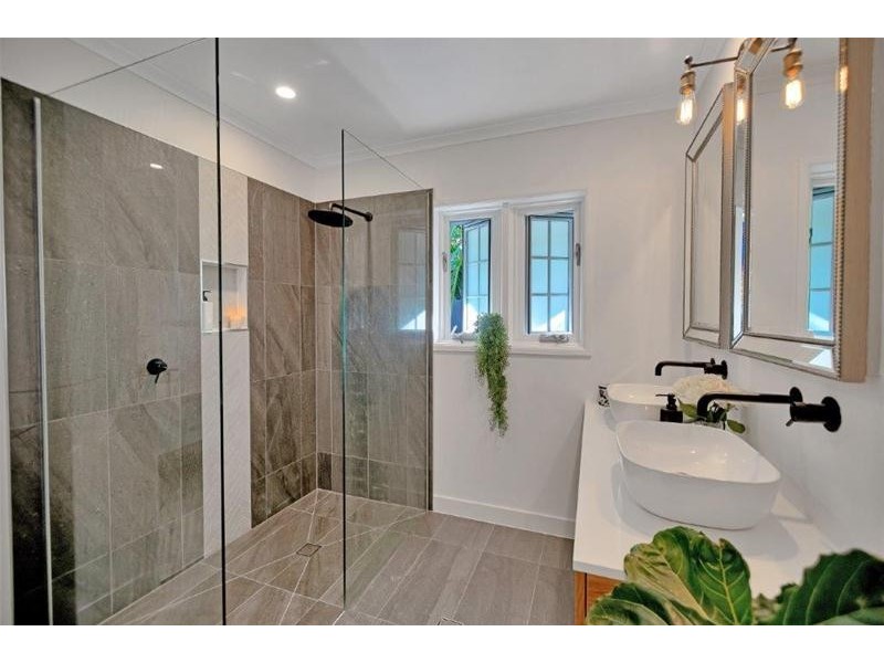 90 Gibraltar Drive, Isle Of Capri QLD 4217