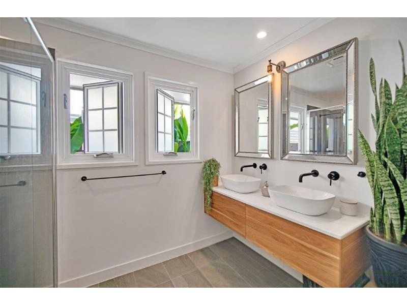 90 Gibraltar Drive, Isle Of Capri QLD 4217