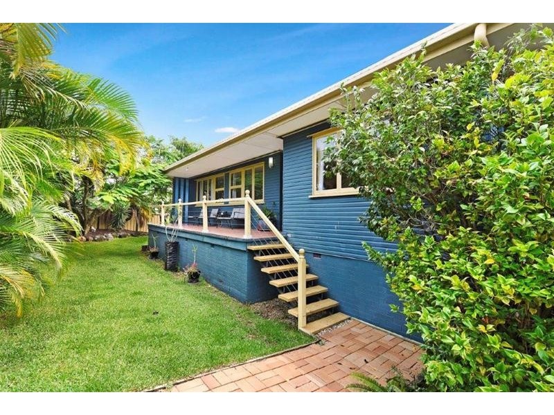 11 Ridgeway Avenue, Southport QLD 4215