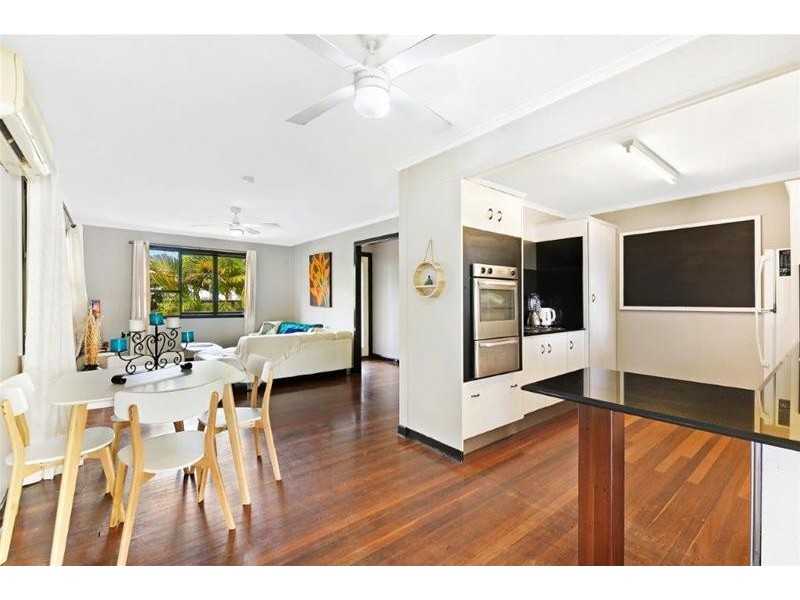 11 Ridgeway Avenue, Southport QLD 4215