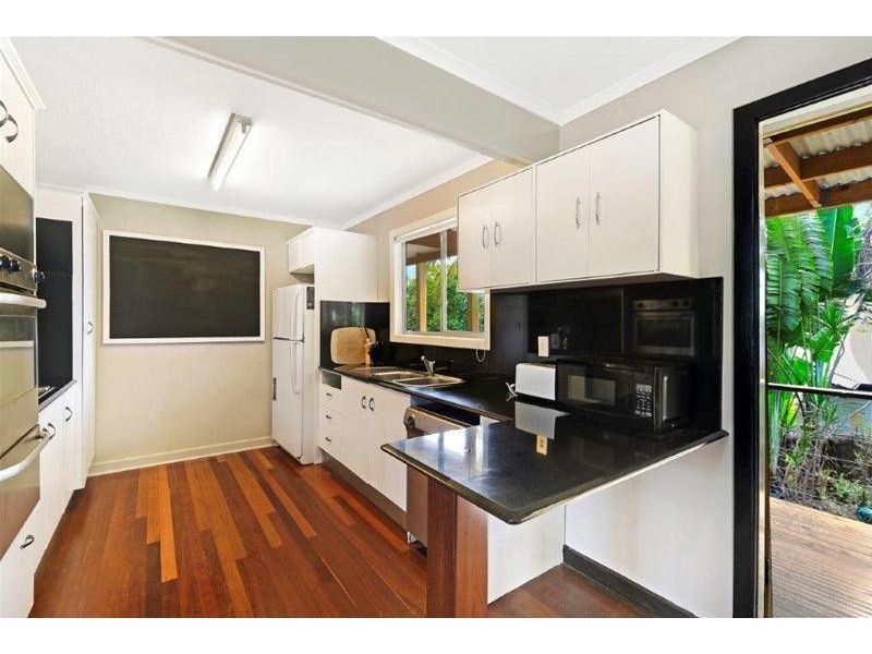 11 Ridgeway Avenue, Southport QLD 4215