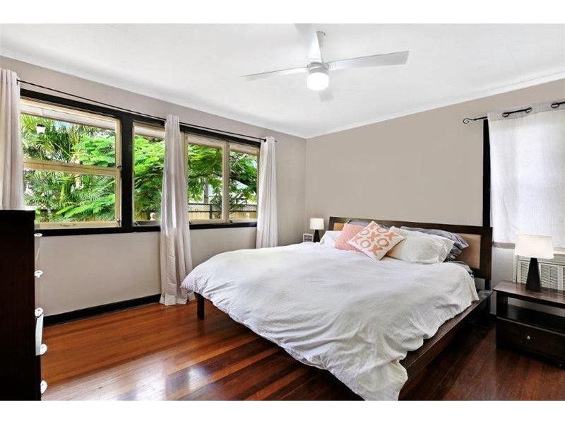 11 Ridgeway Avenue, Southport QLD 4215