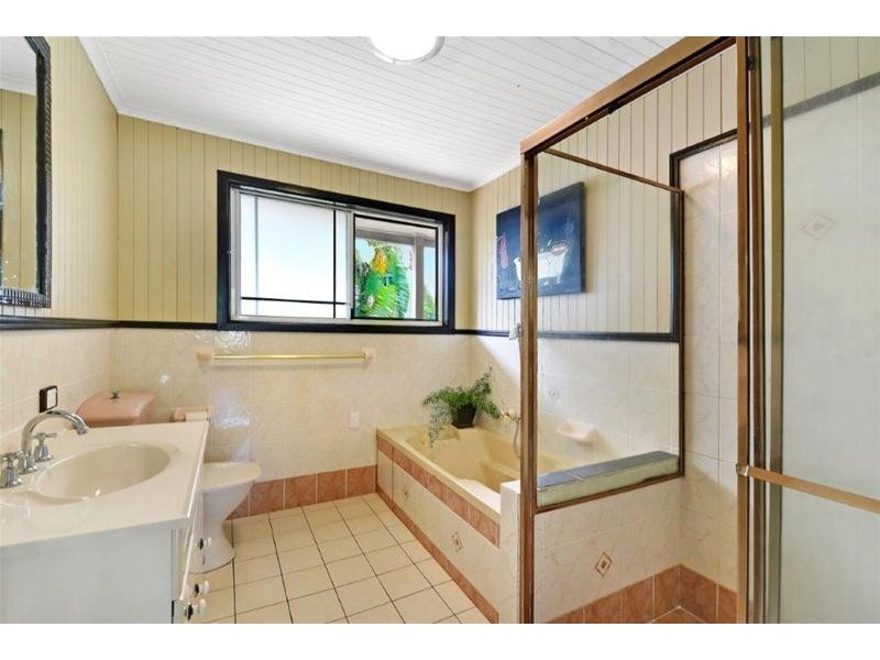 11 Ridgeway Avenue, Southport QLD 4215