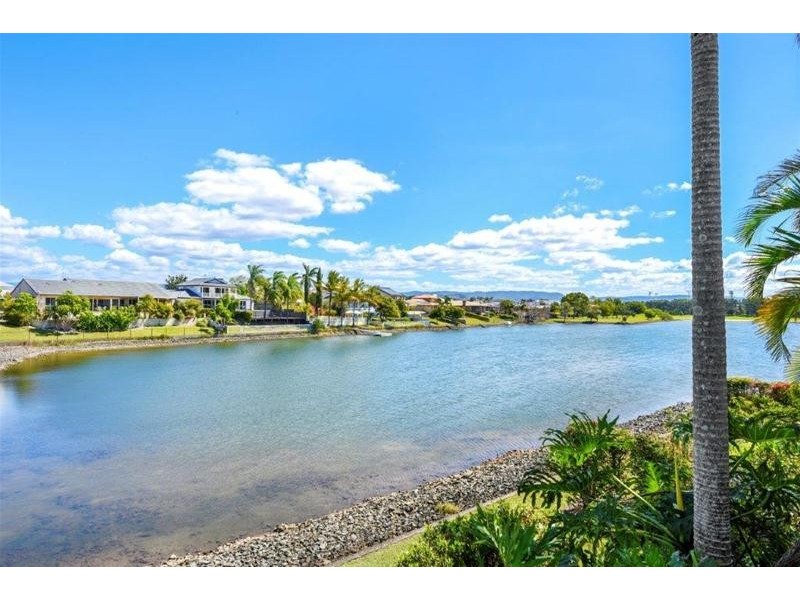 2/70 Marbella Drive, Benowa QLD 4217