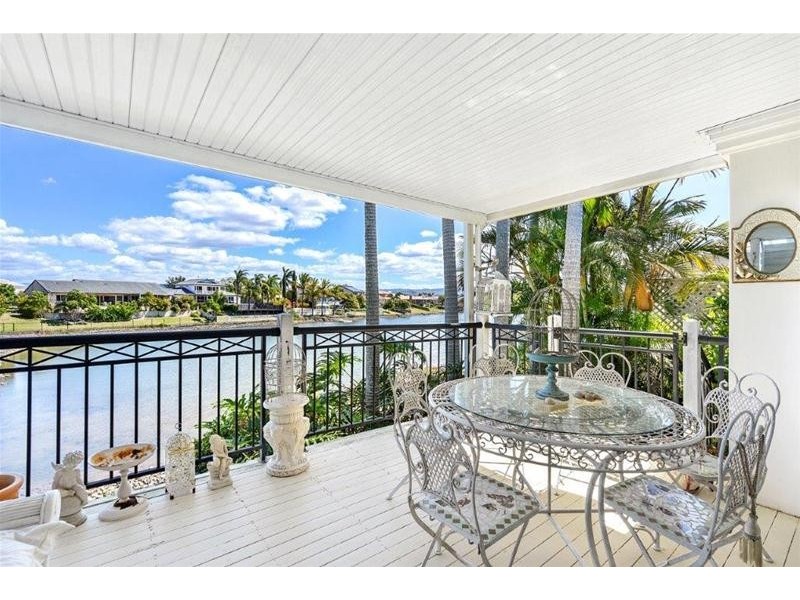 2/70 Marbella Drive, Benowa QLD 4217