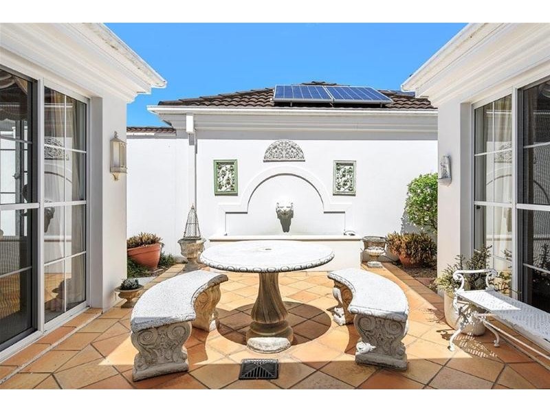 2/70 Marbella Drive, Benowa QLD 4217