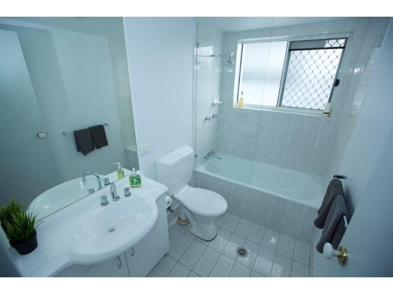 2/10 Jubilee Avenue, Broadbeach QLD 4218