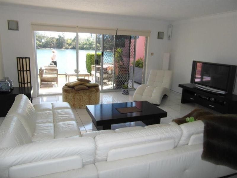 2/191 Stanhill Drive, Surfers Paradise QLD 4217