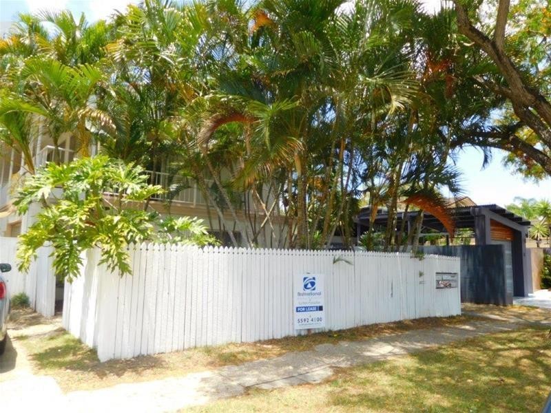 4/13 Darrambal Street, Chevron Island QLD 4217