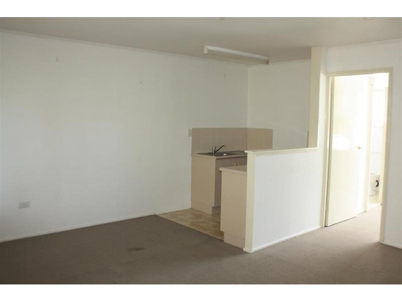 4/13 Darrambal Street, Chevron Island QLD 4217