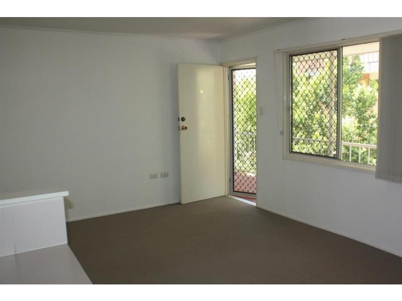 4/13 Darrambal Street, Chevron Island QLD 4217