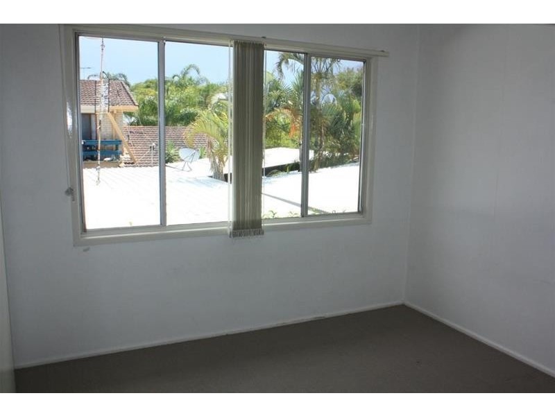 4/13 Darrambal Street, Chevron Island QLD 4217