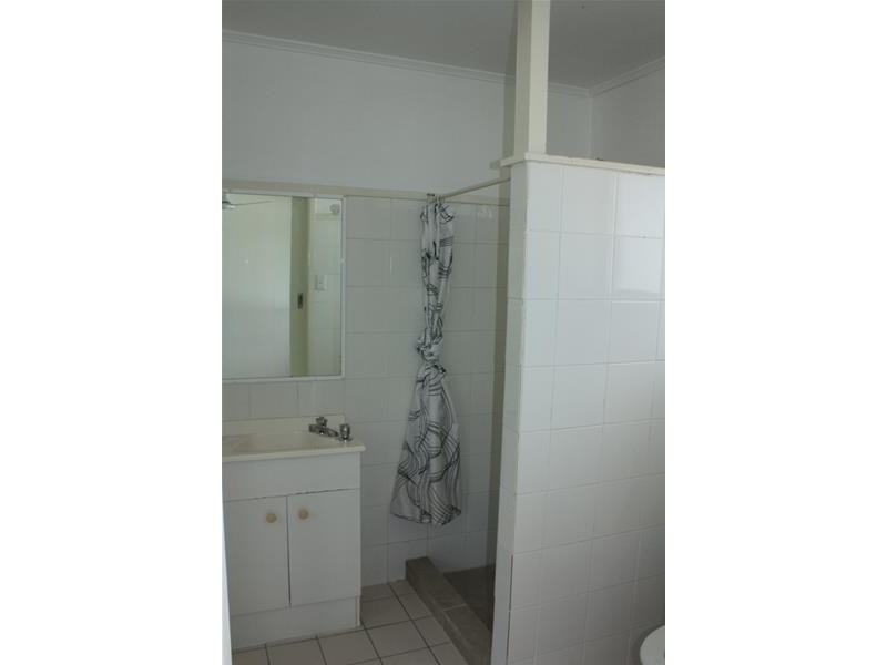 4/13 Darrambal Street, Chevron Island QLD 4217