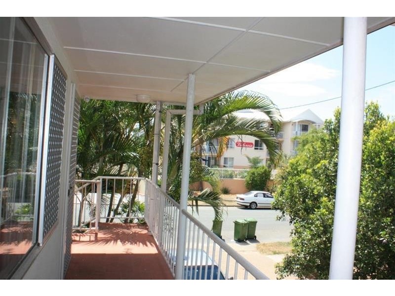 4/13 Darrambal Street, Chevron Island QLD 4217