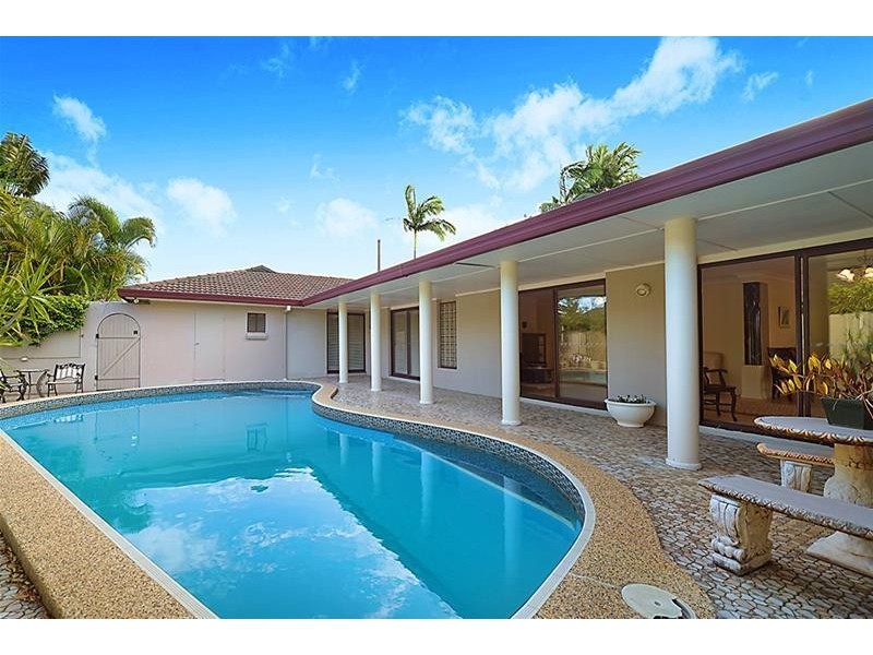 1 Lothian Avenue, Sorrento QLD 4217