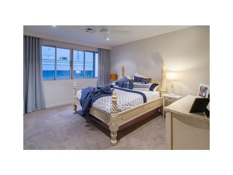 32 Admiralty Drive, Paradise Waters QLD 4217