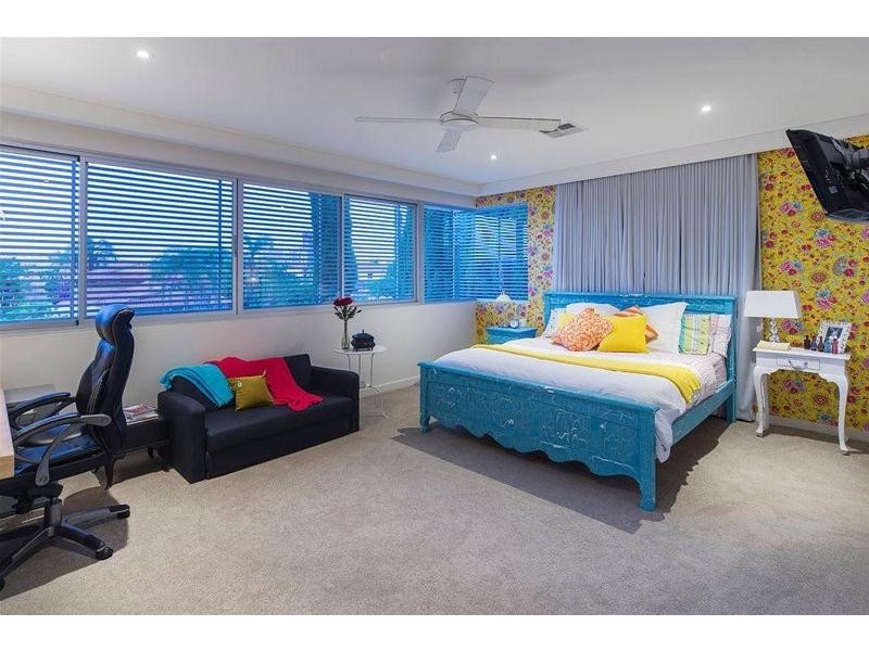 32 Admiralty Drive, Paradise Waters QLD 4217