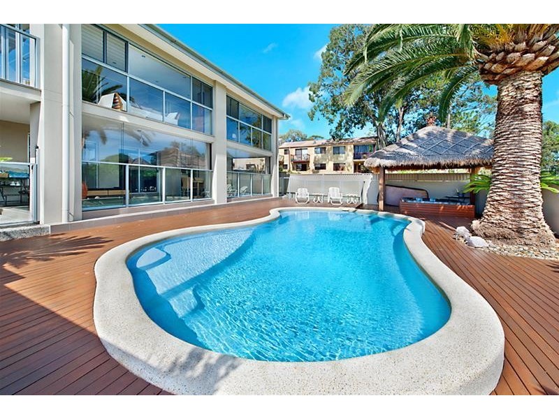 92 Bamboo Avenue, Benowa QLD 4217