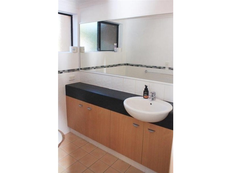 1/10-12 Darrambal Street, Chevron Island QLD 4217