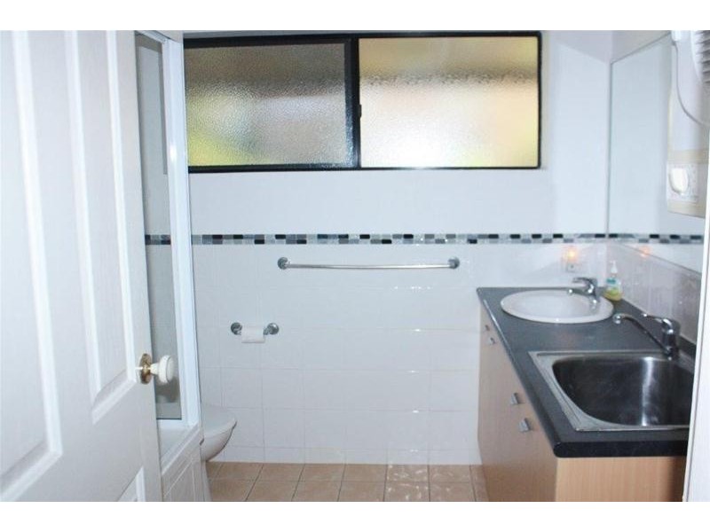 1/10-12 Darrambal Street, Chevron Island QLD 4217