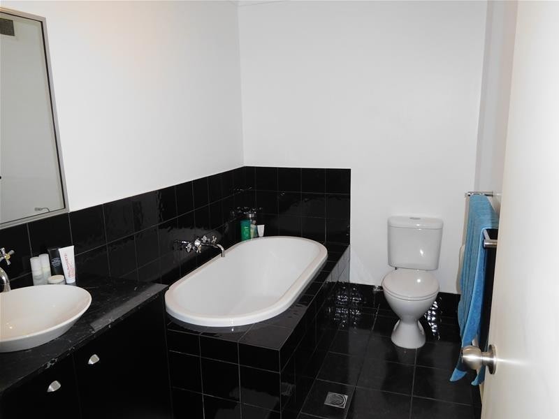 11 Stanhill Drive, Chevron Island QLD 4217