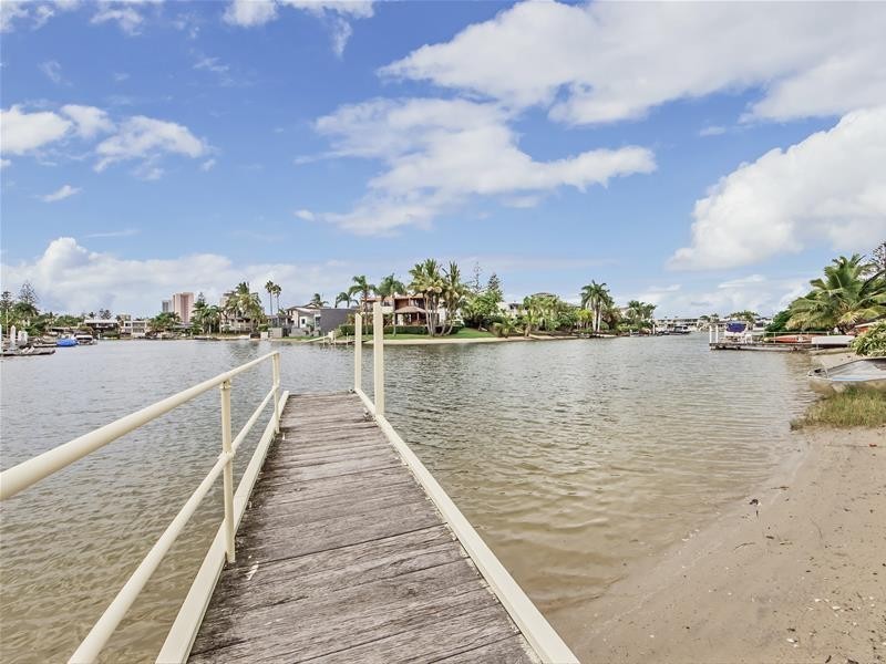 2 Etna Street, Isle Of Capri QLD 4217