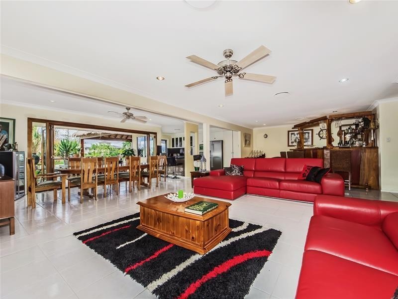 2 Etna Street, Isle Of Capri QLD 4217