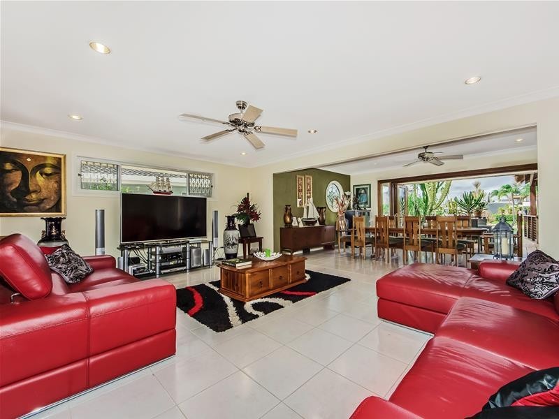 2 Etna Street, Isle Of Capri QLD 4217