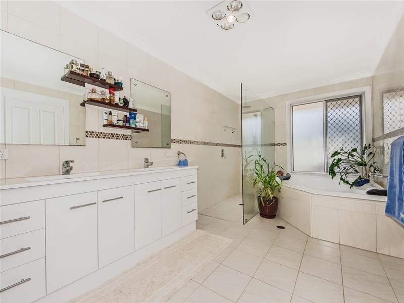 2 Etna Street, Isle Of Capri QLD 4217