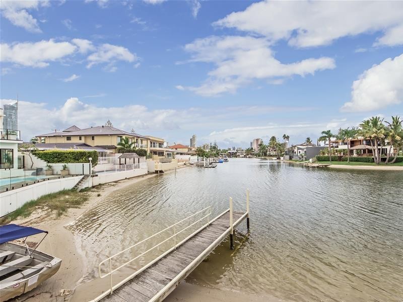 2 Etna Street, Isle Of Capri QLD 4217