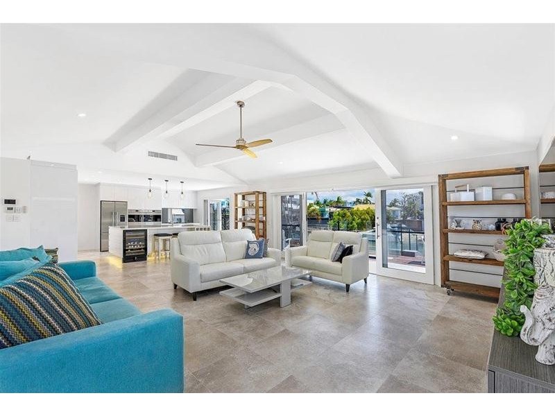 9 Etna Street, Isle Of Capri QLD 4217