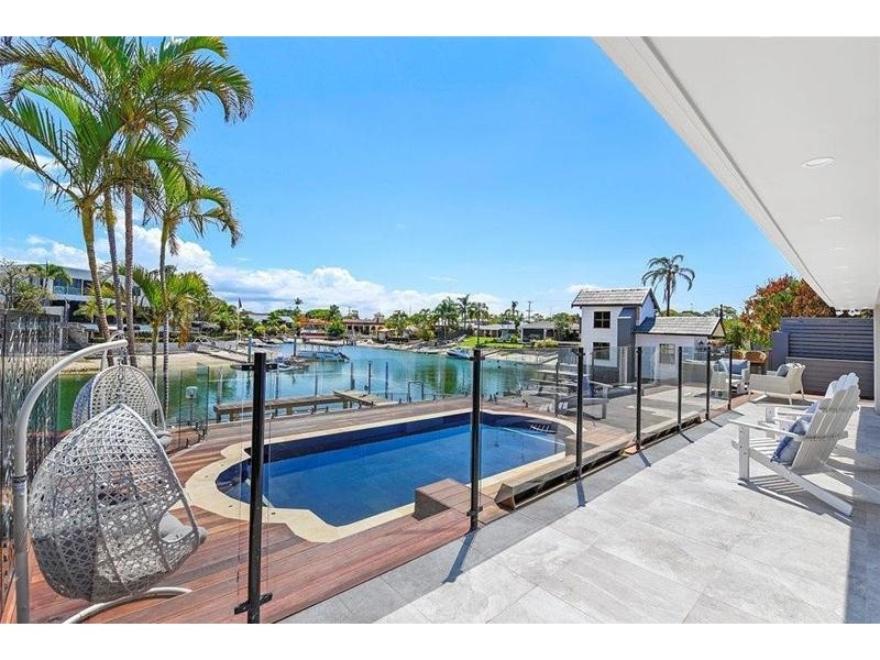 9 Etna Street, Isle Of Capri QLD 4217