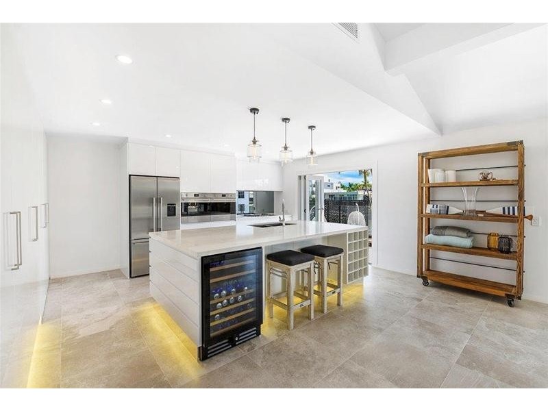 9 Etna Street, Isle Of Capri QLD 4217