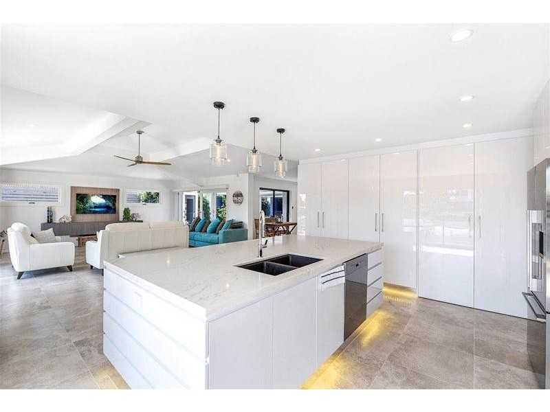 9 Etna Street, Isle Of Capri QLD 4217