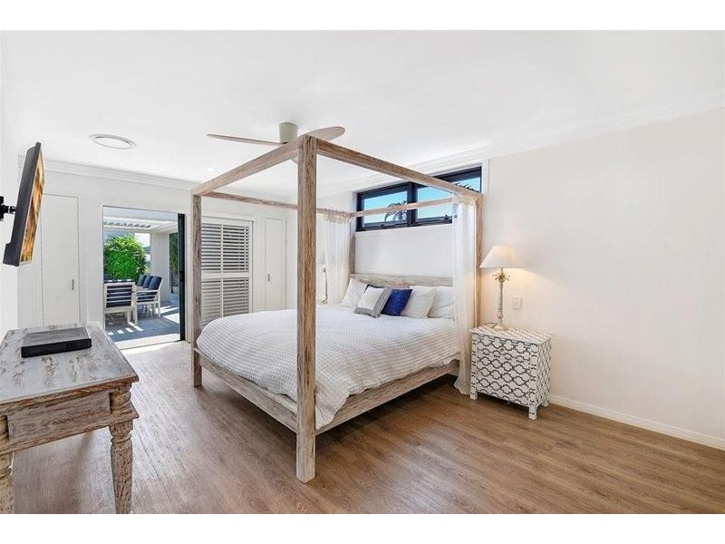 9 Etna Street, Isle Of Capri QLD 4217