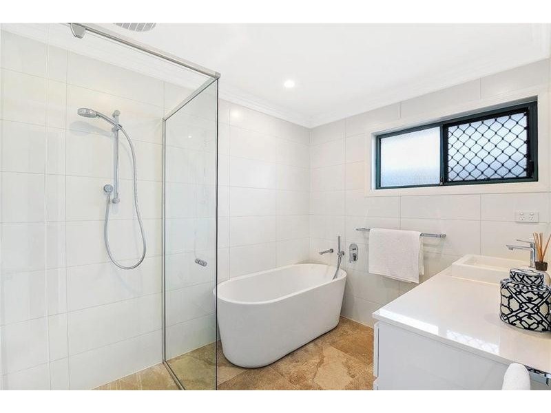 9 Etna Street, Isle Of Capri QLD 4217