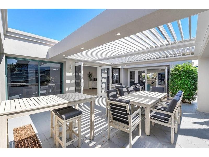 9 Etna Street, Isle Of Capri QLD 4217