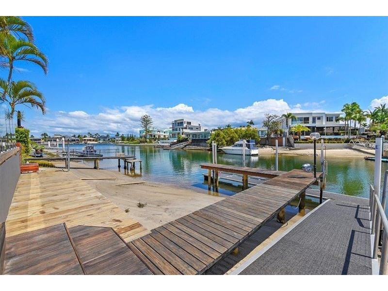 9 Etna Street, Isle Of Capri QLD 4217