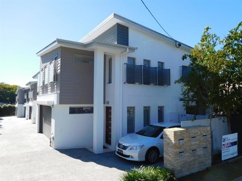 2/119 Eugaree Street, Southport QLD 4215