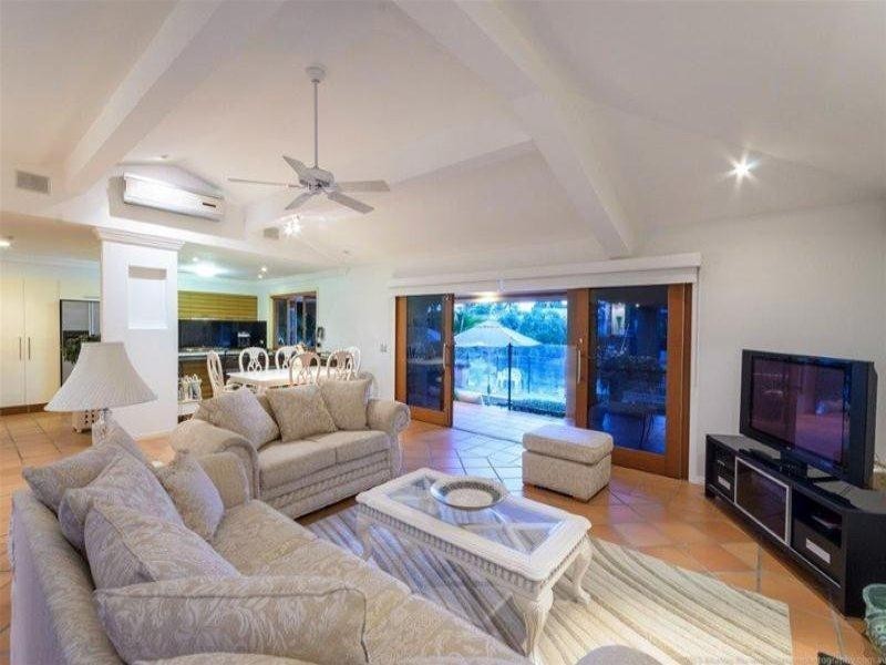 9 Etna Street, Isle Of Capri QLD 4217
