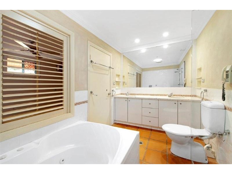 9 Etna Street, Isle Of Capri QLD 4217